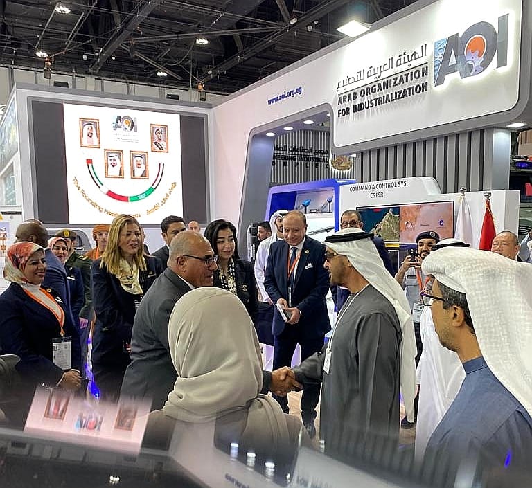 الشيخ محمد بن زايد رئيس دولة الإمارات العربية المتحدة يتفقد معرض الهيئة العربية للتصنيع بمعرض آيدكس أبوظبي ٢٠٢٣