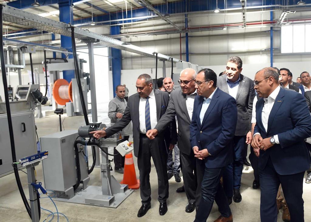 رئيس الوزراء يتفقد مصنع "بنية" للألياف الضوئية بالشراكة مع الهيئة العربية للتصنيع