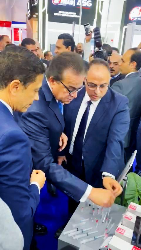 Minister of Health praises the AOI pavilion at the International Conference on Population, Health and Human Development