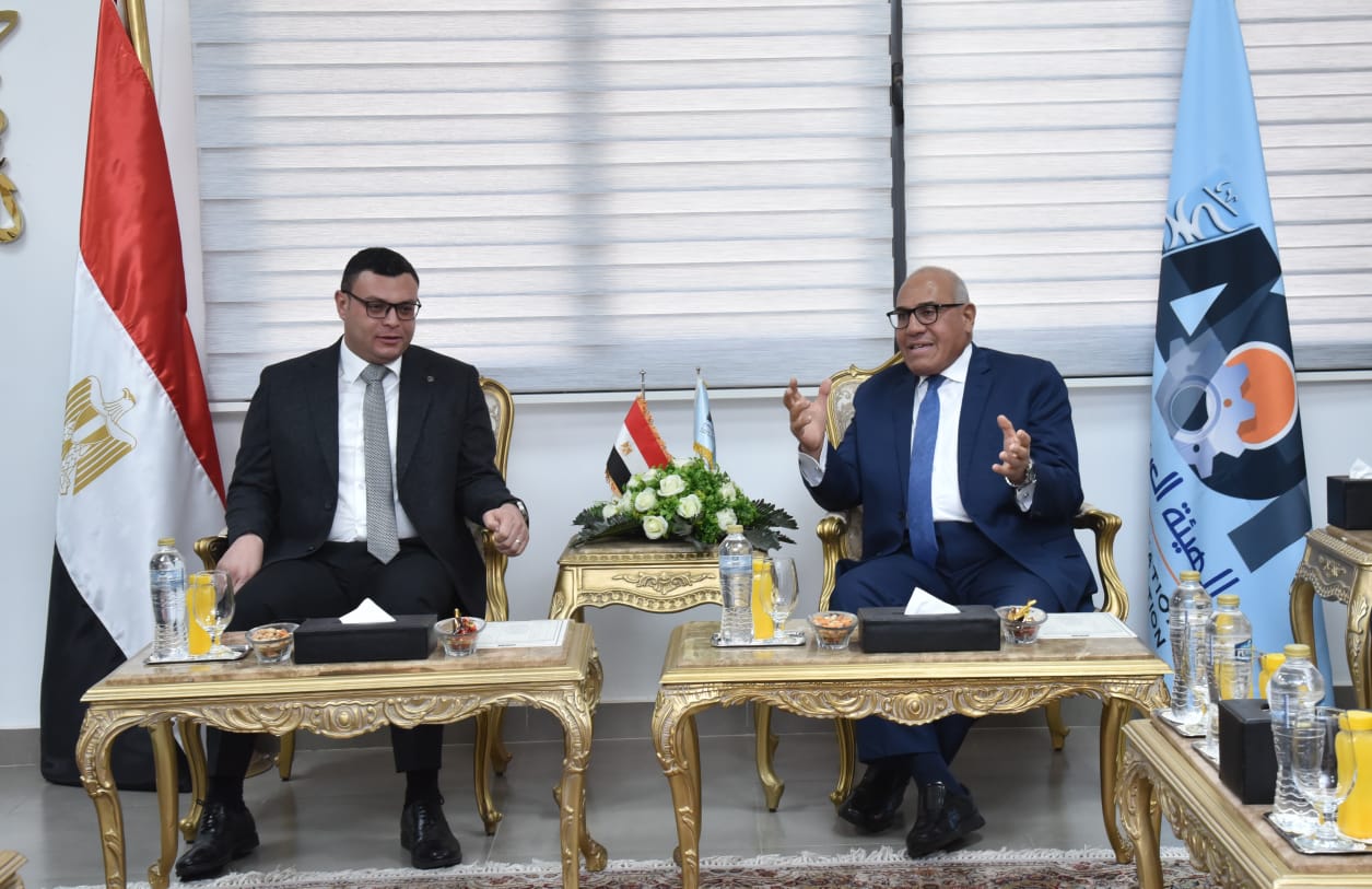 The Chairman of the AOI and the Minister of Housing, Utilities and Urban Communities inspect the Digital Manufacturing Center at the Engine Factory