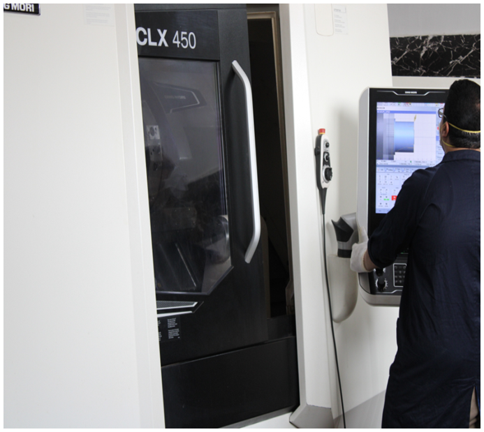 ماكينة خراطة ذات التحكم الرقمى