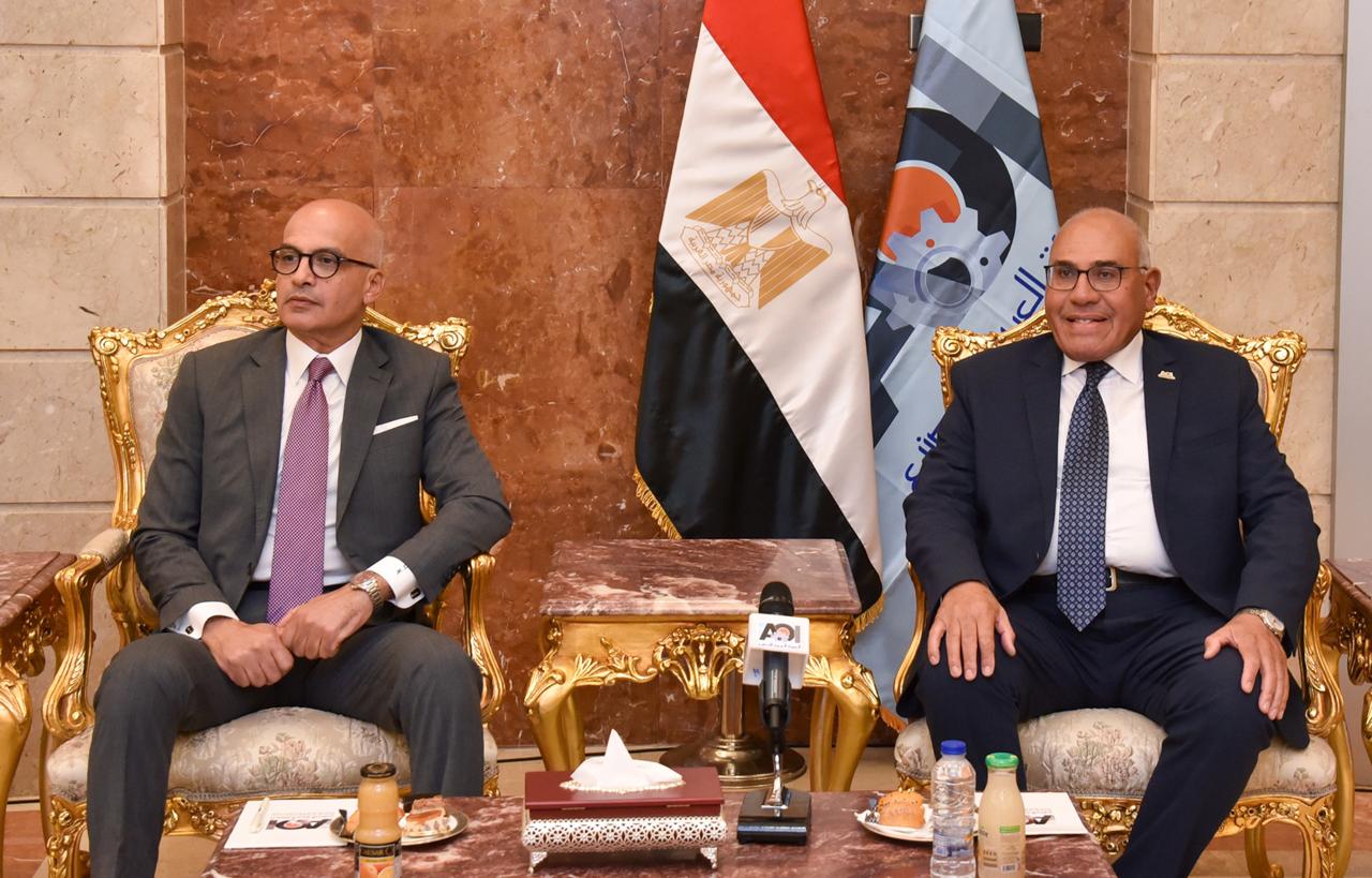 رئيس الهيئة العربية للتصنيع يكرم فريق  ASUWind بكلية الهندسة جامعة عين شمس لحصوله على  المركز الثالث عالميًا في المسابقة الدولية لتوربينات الرياح الصغيرة