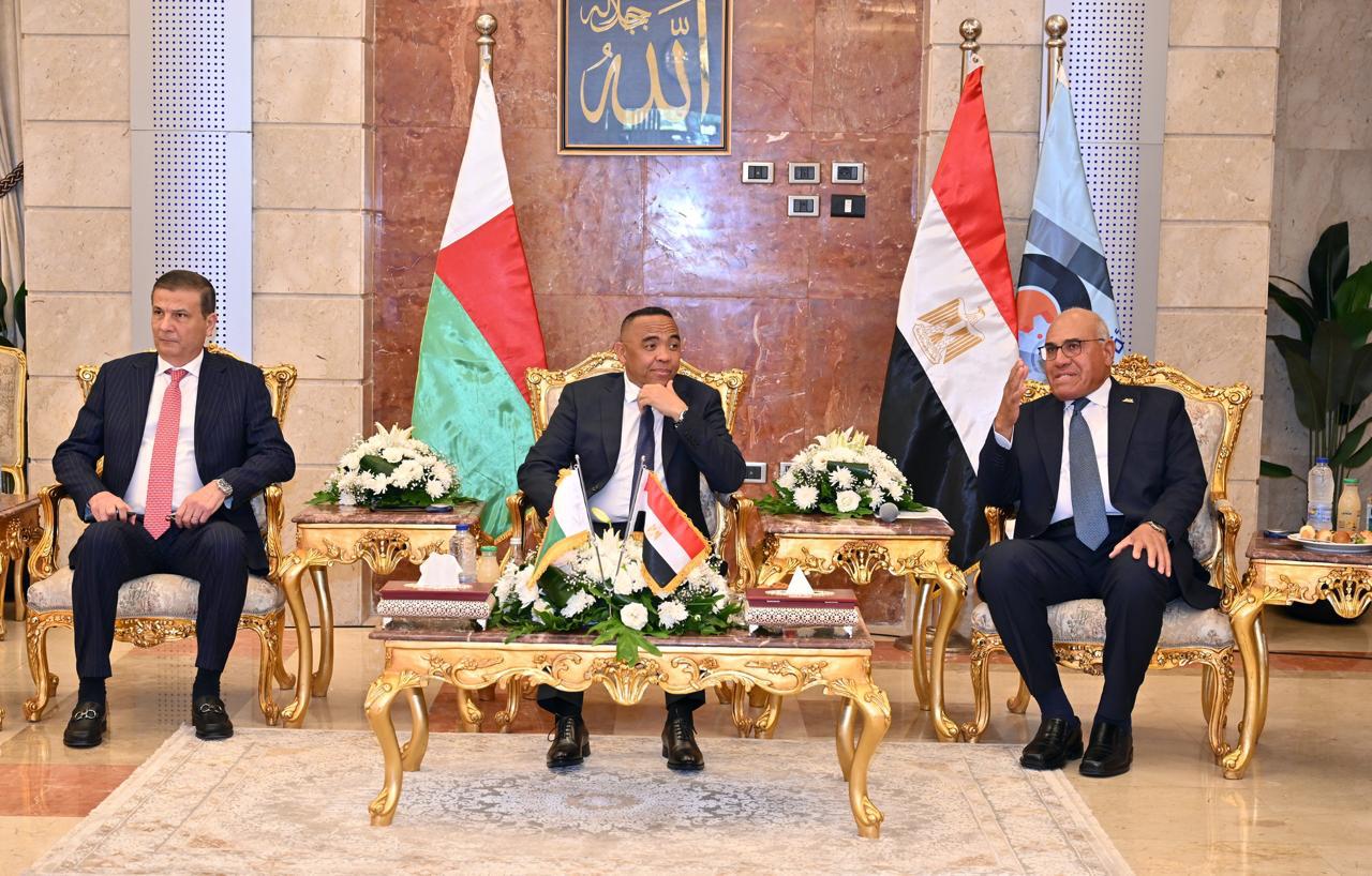 رئيس جمهورية مدغشقر الشقيقة يزور الهيئة العربية للتصنيع ويشيد بالقدرات التصنيعية المتطورة بالهيئة ومباحثات جادة لتعزيز أوجه الشراكة والتعاون والتكامل الصناعي