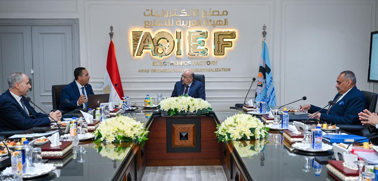 رئيس الهيئة العربية للتصنيع يتفقد مصنع الإلكترونيات  ويلتقي مع شباب المبتكرين ويؤكد على أهمية طرح منتجات إلكترونية متطورة جديدة   بأسعار مناسبة تلائم كافة احتياجات الأسرة المصرية