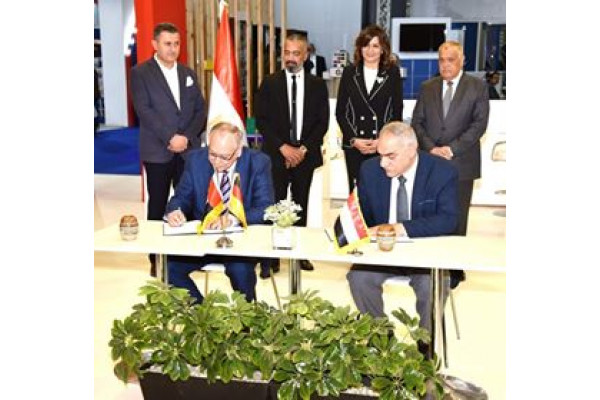 The Minister of Immigration and the President of Arab Industrialization witness Signing a partnership and joint manufacturing agreement in the field of modern aluminum systems