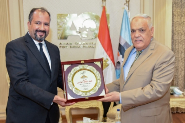 Honoring the President of the Arab Organization for Industrialization for his national role in community service