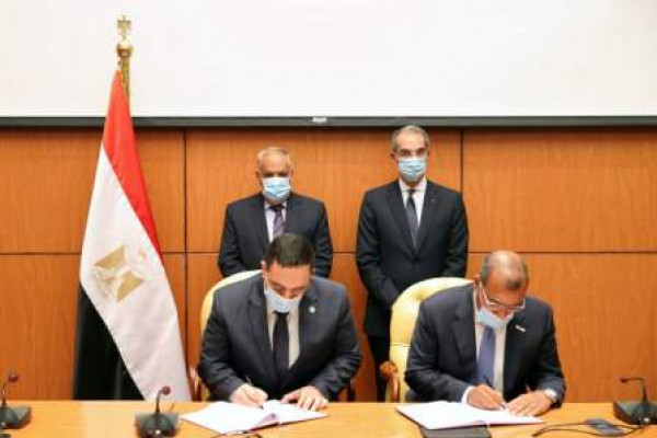 The Minister of Communications and Information Technology and the President of Arab Industrialization witness the signing of an agreement to implement the work of the smart application system